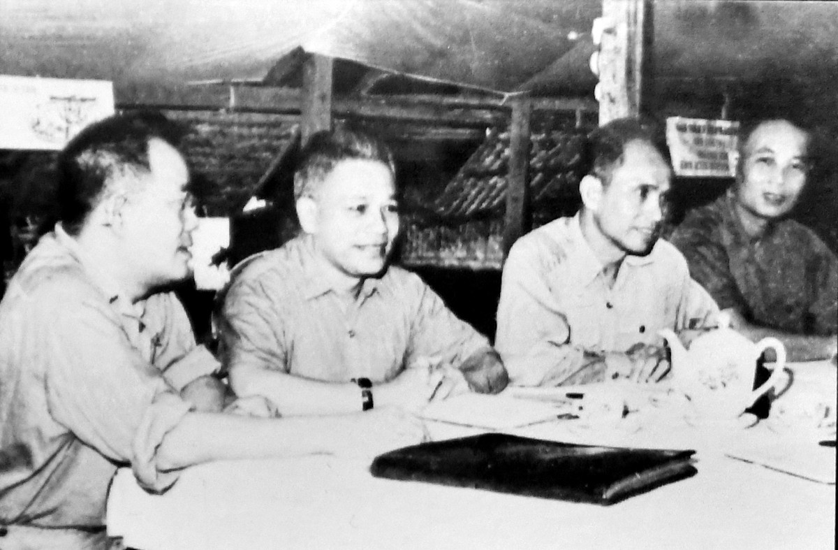 Sáng 18/12/1972, Phủ Thủ tướng điện chỉ đạo các bộ, cơ quan và một số địa phương: “Địch có thể ném bom Hà Nội - Hải Phòng, cần thực hiện tốt kế hoạch sơ tán nhân dân của thành phố". Trong ảnh, đồng chí Văn Tiến Dũng nghe Bộ Tư lệnh Phòng không - Không quân báo cáo lần cuối về kế hoạch đánh máy bay B-52, ngày 24/11/1972. Ảnh: TTXVN.