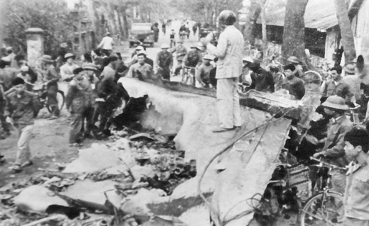 Xác máy bay B-52 bị bắn rơi ở đường Hoàng Hoa Thám, ngày 27/12/1972. Ảnh: Tư liệu.