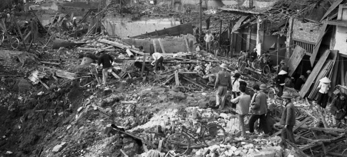 Một góc phố Khâm Thiên sau khi bị bom Mỹ phá hủy. Ảnh: TTXVN.