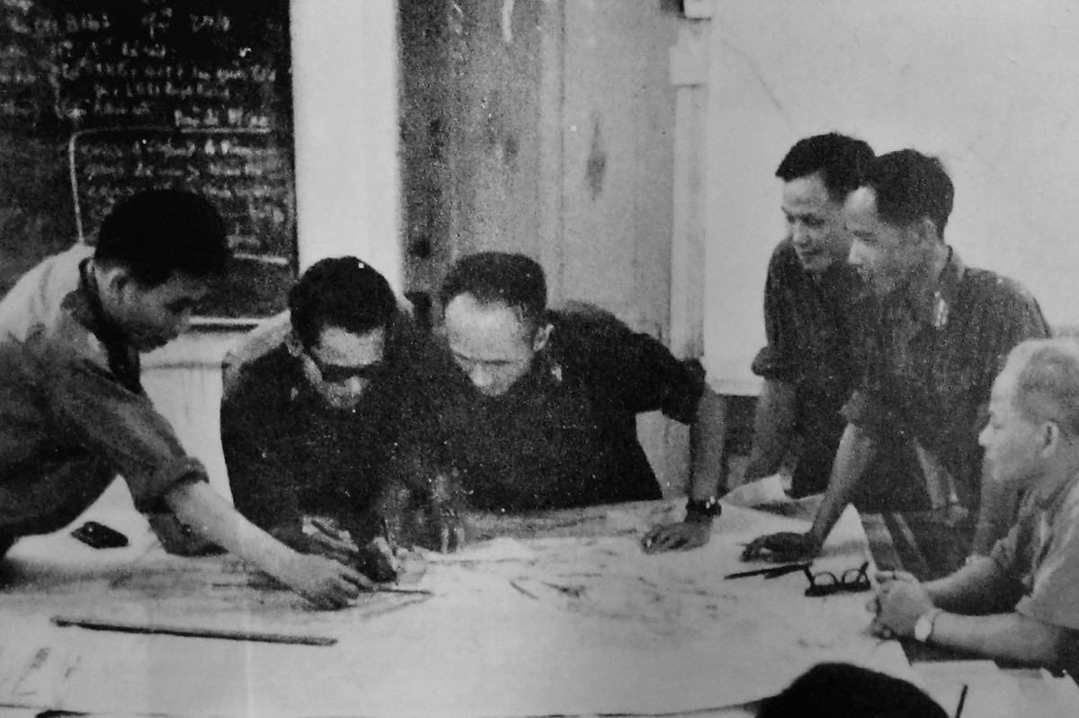 18h50 ngày 18/12/1972, Quân chủng Phòng không - Không quân chuyển trạng thái sẵn sàng chiến đấu cấp 1. Đến 19h10, Đại đội ra-đa 16 phát hiện nhiễu B-52. Tiếp đó, 19h15, Trung đoàn 291 phát hiện B-52 và báo cáo: “B-52 đang vào miền Bắc”. Hình ảnh Cục Tác chiến lên phương án bảo vệ vùng trời Hà Nội và đánh thắng máy bay B-52, năm 1972. Ảnh: TTXVN.