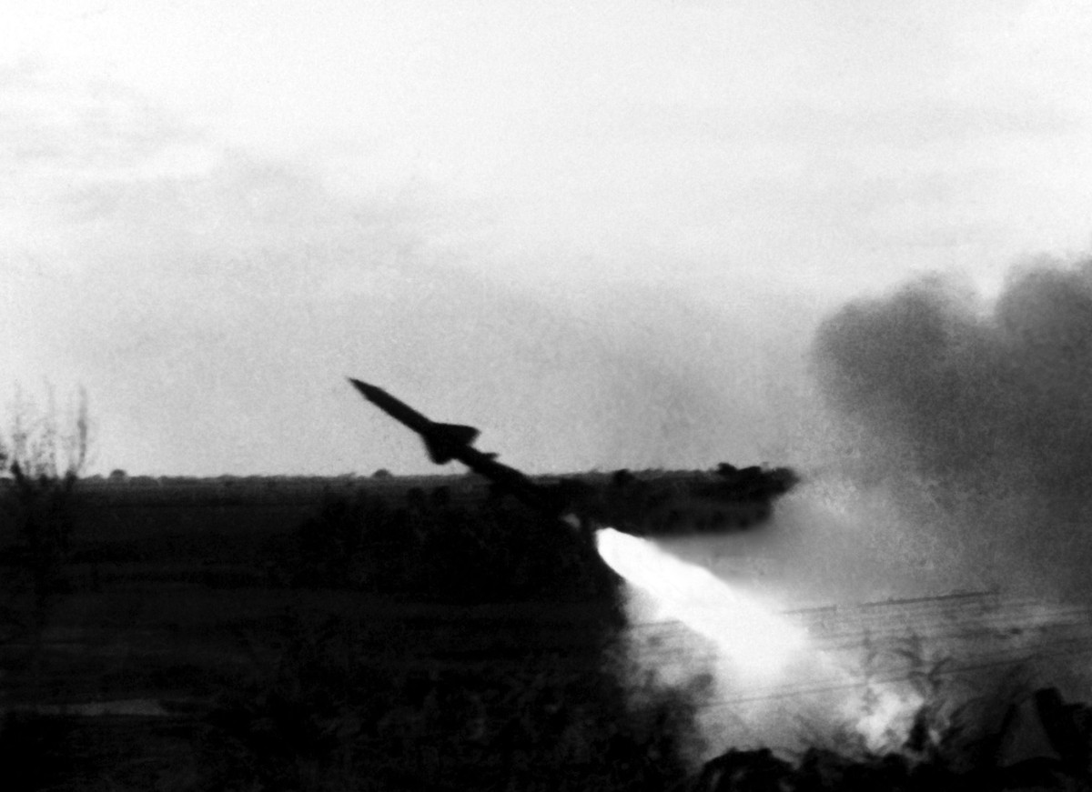 19h44 ngày 18/12/1972, quả đạn tên lửa đầu tiên của Tiểu đoàn 78 thuộc Trung đoàn Tên lửa 257 được phóng lên - cuộc chiến đấu 12 ngày đêm của lực lượng phòng không ba thứ quân bảo vệ Hà Nội bắt đầu. Ảnh: Tư liệu.