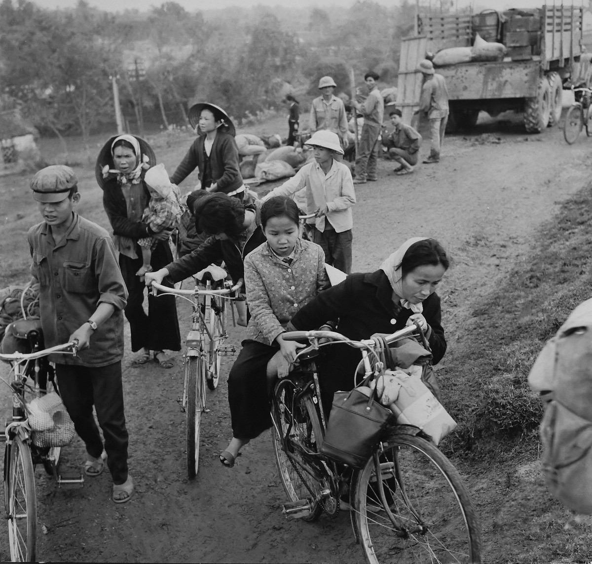 Người dân Hà Nội sơ tán về nông thôn để tránh bom. Tổ chức quan sát, báo động, sơ tán, đào hầm hào, phối hợp với công an và nhân dân làm tốt công tác bảo vệ an ninh, bảo vệ tài sản. Ảnh: TTXVN.