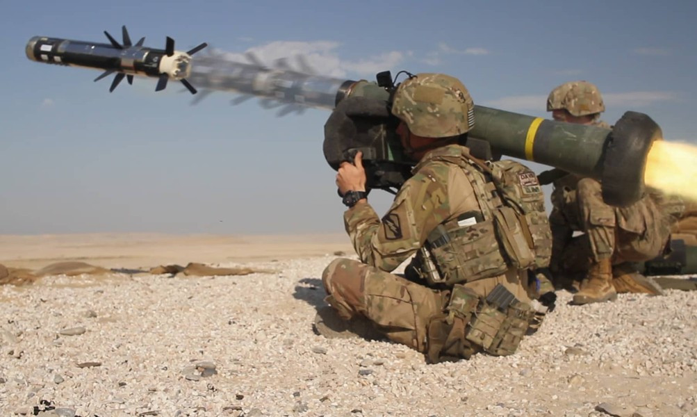 Các đối tác NATO đã cung cấp cho Ukraine FGM-148 Javelin, đây là ATGM tiên tiến hàng đầu của NATO. Tổ hợp với trọng lượng 34 kg này hoạt động trên nguyên tắc "bắn và quên" khi sử dụng tên lửa có đầu đạn song song lắp đầu dẫn đường hồng ngoại.