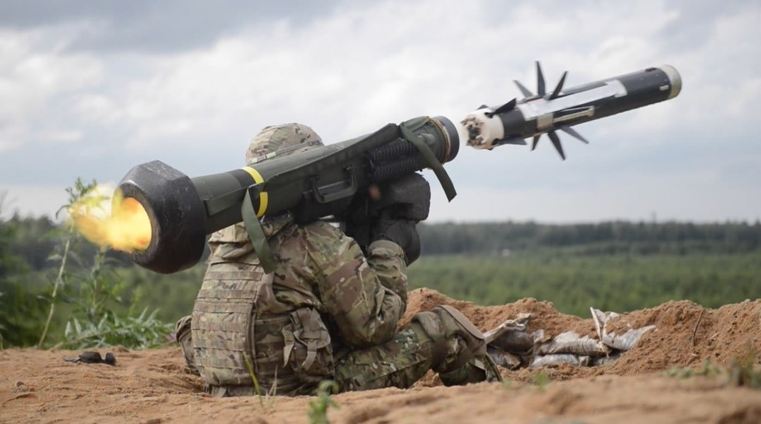 Ukraine chỉ có một số ít tổ hợp ATGM Stugna-P nội địa cho nên binh sĩ nước này hầu như phụ thuộc hoàn toàn và phải chiến đấu bằng những gì các đồng minh phương Tây cung cấp.