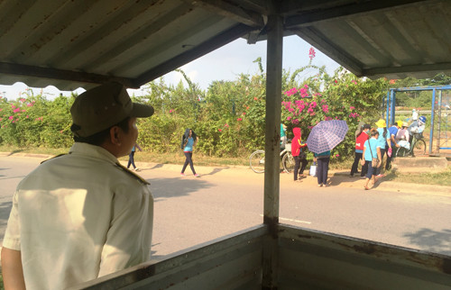 Dù có lực lượng bảo vệ KCNC được tăng cường kiểm tra vào ngay giữa giờ tan ca chiều...