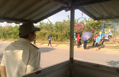 Dù có lực lượng bảo vệ KCNC được tăng cường kiểm tra vào ngay giữa giờ tan ca chiều...