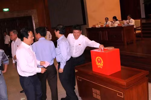 Các đại biểu thực hiện nhiệm vụ bỏ phiếu bầu Chủ tịch UBND TP HCM
