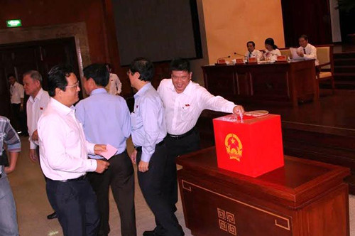 Các đại biểu thực hiện nhiệm vụ bỏ phiếu bầu Chủ tịch UBND TP HCM