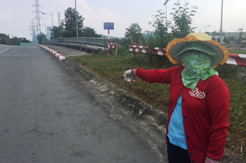 Nữ công nhân này đi bộ từ đường vành đai trong rồi băng qua hàng rào bị phá để ra lối mòn đầy cỏ rậm rạp về nhà trọ. Người phụ nữ này cũng bày tỏ sự lo lắng nguy hiểm rình rập ảnh hưởng đến tính mạng nhưng đành chịu vì nếu di vòng sẽ rất xa đến nhiều km.