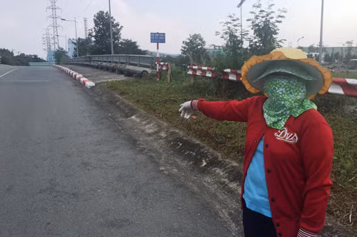 Nữ công nhân này đi bộ từ đường vành đai trong rồi băng qua hàng rào bị phá để ra lối mòn đầy cỏ rậm rạp về nhà trọ. Người phụ nữ này cũng bày tỏ sự lo lắng nguy hiểm rình rập ảnh hưởng đến tính mạng nhưng đành chịu vì nếu di vòng sẽ rất xa đến nhiều km.