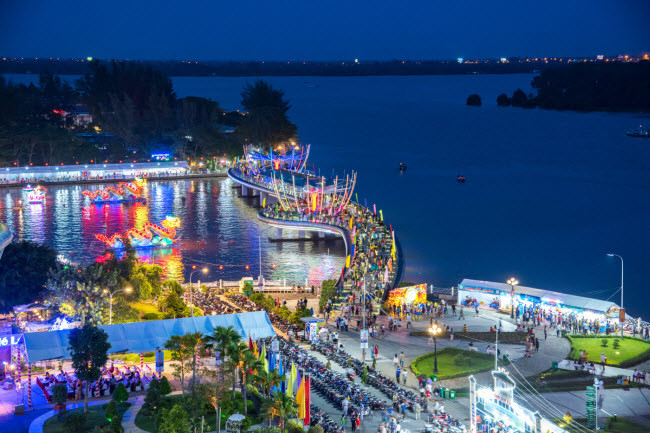 Cần Thơ cũng có một số đặc sản được bán tại chợ nổi. Làng du lịch Mỹ Khánh cũng là điểm không thể bỏ qua khi du khách tới thành phố này.