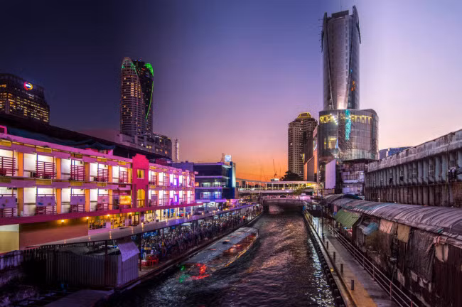 Các con kênh ở Bangkok cũng trở thành nơi buôn bán và giải trí dành cho người dân và du khách.