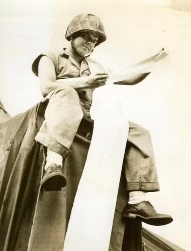 Người lính này chắc phải mất tới 2 tiếng đồng hồ để đọc hết bức thư dài hàng trang giấy này.