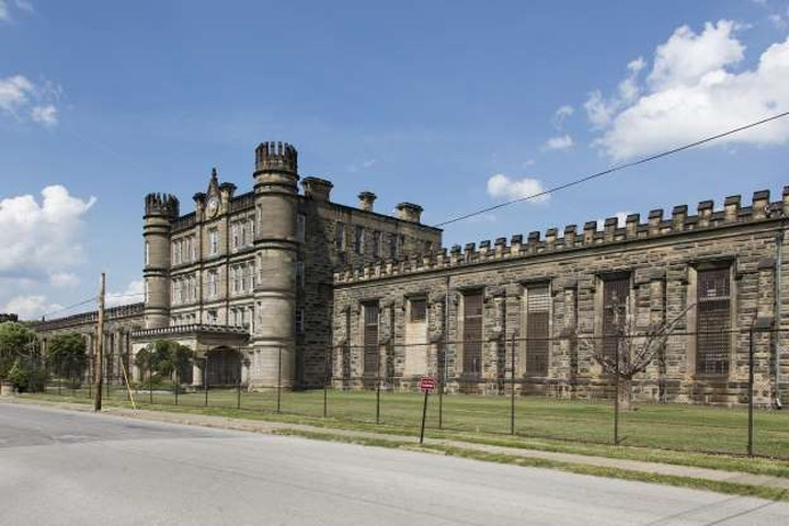 Nhà tù bang Tây Virginia ở Moundville, Mỹ, mở cửa vào năm 1876, nhà tù theo phong cách kiến trúc Gothic này đã chứng kiến các vụ hành quyết, bạo loạn dữ dội (đặc biệt là vào tháng 1/ 1986) và một cuộc vượt ngục táo bạo vào năm 1979 khi 15 tù nhân cùng trốn thoát.