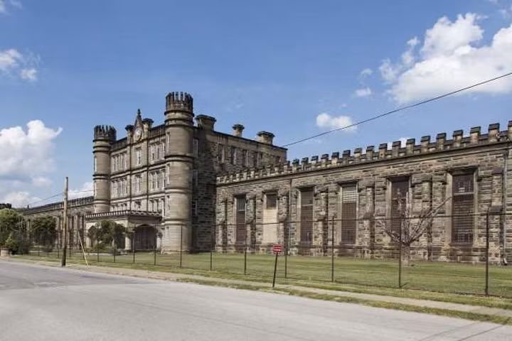 Nhà tù bang Tây Virginia ở Moundville, Mỹ, mở cửa vào năm 1876, nhà tù theo phong cách kiến trúc Gothic này đã chứng kiến các vụ hành quyết, bạo loạn dữ dội (đặc biệt là vào tháng 1/ 1986) và một cuộc vượt ngục táo bạo vào năm 1979 khi 15 tù nhân cùng trốn thoát.