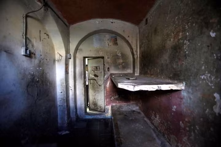 Nhà tù Garcia Moreno, Ecuador, được xây dựng hơn 140 năm về trước, có thể chứa khoảng 300 tù nhân cùng một lúc. Tuy nhiên, số tù nhân bị giam giữ thường gấp 8 lần so với quy định và vượt quá 2.500.