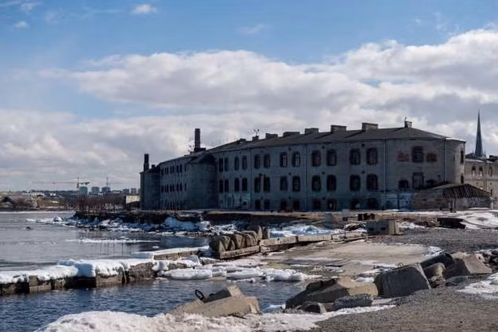 Nhà tù pháo đài Patarei ở Tallinn, Estonia, được mở cửa vào năm 1840, theo kế hoạch ban đầu sẽ làm doanh trại phòng thủ của Sa Hoàng, tuy nhiên lại không được sử dụng vào mục đích này do những thay đổi trong chiến tranh.