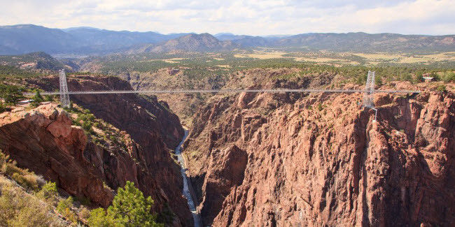 Cầu Royal Gorge, Mỹ: Bắc qua sông Arkansas ở bang Colorado, Royal Gorge là cây cầu cao nhất ở nước Mỹ. Công trình này được làm từ 1.292 tấm ván gỗ và bạn có tham gia sự kiện nhảy bungee ở đây.