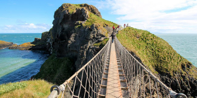 Cầu Carrick-a-Rede Rope, Bắc Ireland: Kết nối hòn đảo với đất liền ở Ballycastle, cây cầu ban đầu chỉ có một lan can, trước khi được gia cố như ngày nay. Cây cầu thường rung lắc mạnh khi có gió lớn hay nhiều người đi qua.