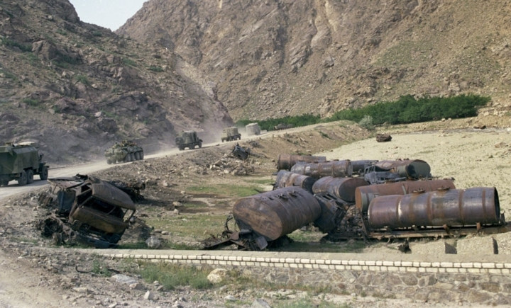 Đoàn xe quân sự Liên Xô trên đường rút khỏi Afghanistan. Bên vệ đường có những chiếc xe bị các chiến binh Hồi giáo Mujahideen phá hủy.