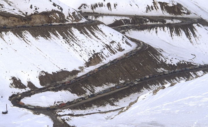 Đoàn xe quân sự Liên Xô đi qua đèo Salang ở dãy núi Hundu Kush.