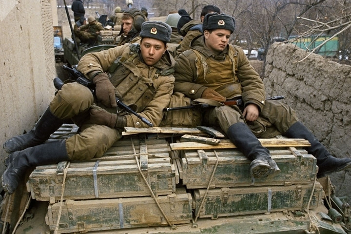 Một xe thiết giáp hạng nhẹ của Liên Xô gần pháo đài Bala Hisar ở Kabul, Afghanistan, vào ngày 1/2/1989.