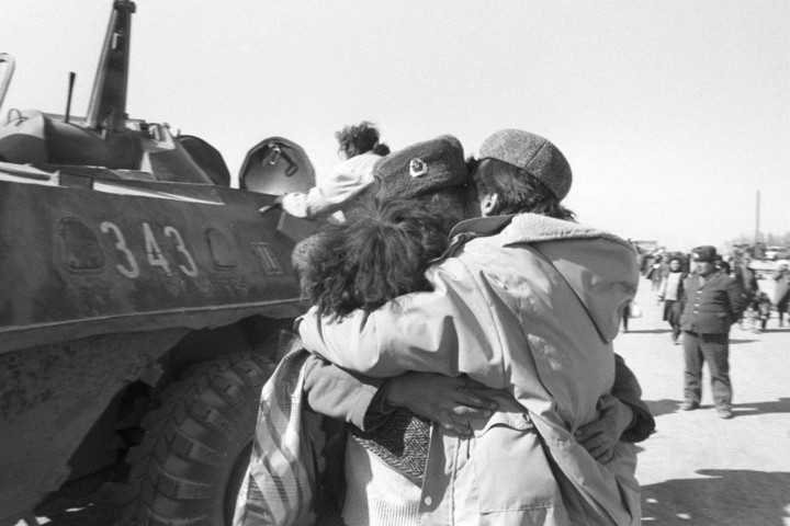 Một người lính Liên Xô mừng rỡ gặp lại gia đình vào ngày 29/3/1989.