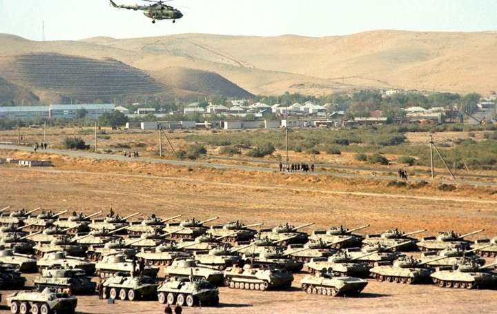 Trực thăng, xe tăng, xe thiết giáp của quân đội Liên Xô trên đường về Tổ quốc.