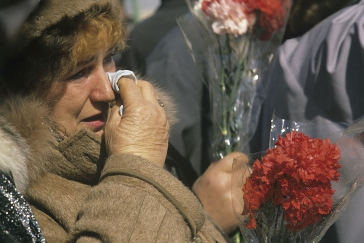 Giây phút rơi lệ của một phụ nữ Liên Xô đón chào đoàn quân trở về.