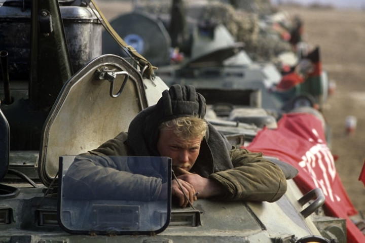 Binh sĩ Liên Xô về tới thành phố Termez, Uzbekistan, Liên Xô.