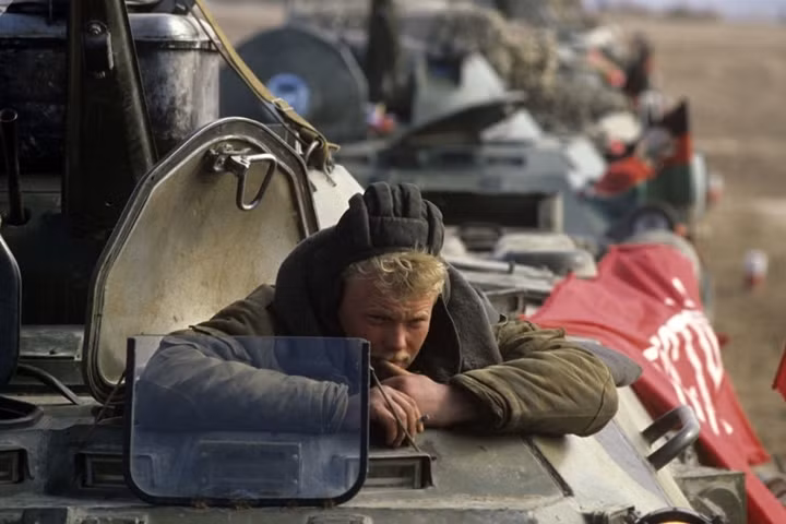 Binh sĩ Liên Xô về tới thành phố Termez, Uzbekistan, Liên Xô.