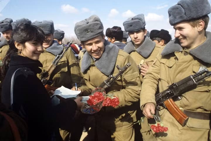 Lễ đón tại quê nhà dành cho các quân nhân Liên Xô trở về từ Afghanistan.