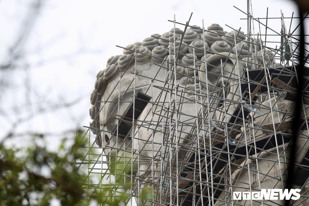 Sau khi hoàn thành, du khách có thể đi vào bên trong pho tượng. Hiện có rất nhiều những tượng phật nhỏ đã được đặt vào bên trong pho tượng lớn này.