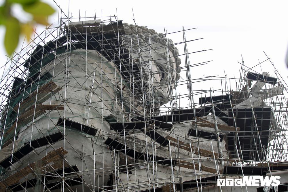 Hiện tại pho tượng đang gấp rút được hoàn thiện.