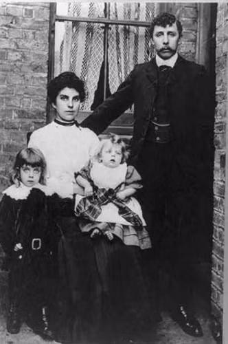 Một gia đình trẻ may mắn sống sót sau thảm họa chìm tàu.