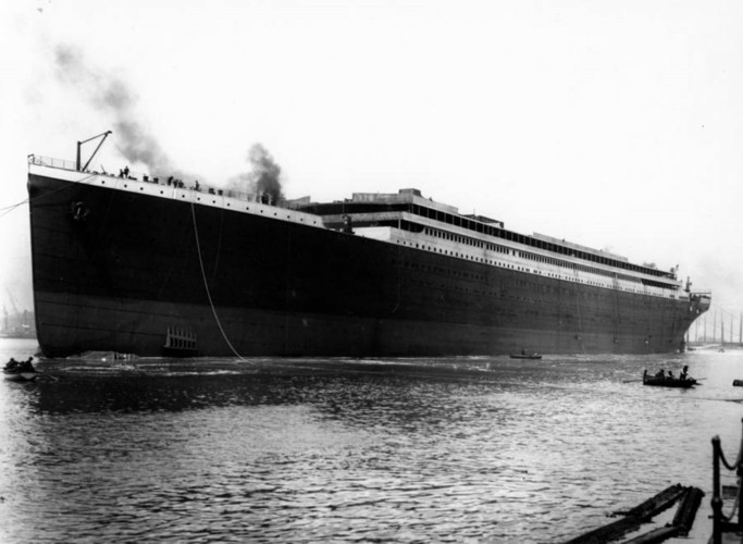  Titanic là tàu vượt đại dương lớn nhất thế giới trong thập niên 1910, khi hoàn tất, nó được ví như một "kình ngư bất khả chiến bại" trên đại dương, không thể bị đánh chìm.