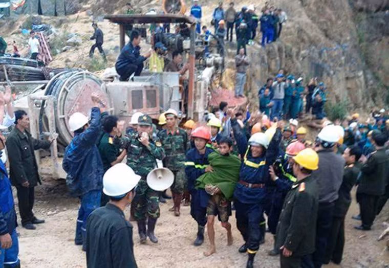 Nụ cười của một chiến sĩ cứu hộ khi đưa nạn nhân ra ngoài. Bao khó nhọc nơi rừng thiêng nước độc mấy ngày qua đã đã rất đáng giá khi đổi lấy hạnh phúc, niềm vui của tất cả mọi người.