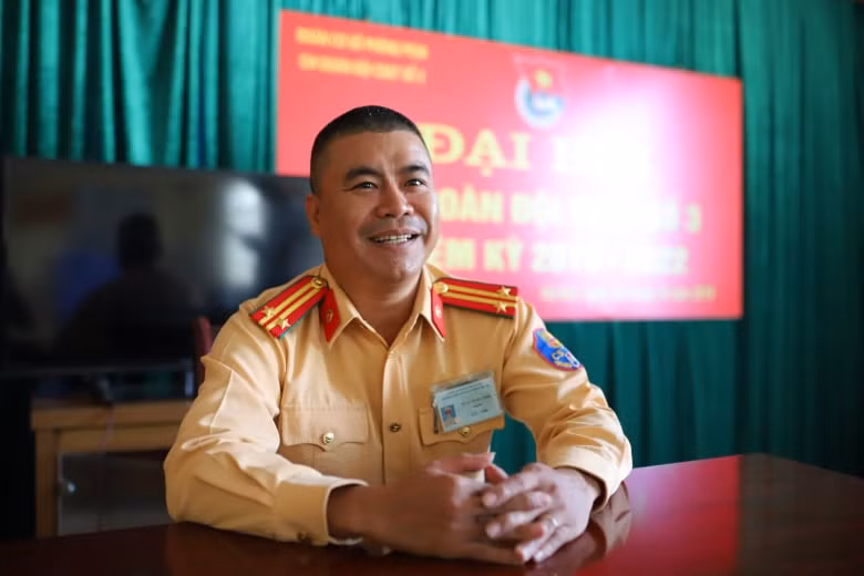 "Thời điểm đó tôi không nghĩ gì khác ngoài việc cứu người và nêu cao trách nhiệm của người chiến sĩ Công an nhân dân. Mặc dù vị trí tai nạn thuộc thuộc Đội CSGT số 7 nhưng đứng trước cảnh tượng khủng khiếp đó và nhìn thấy hình ảnh nam thanh niên chạy Grab bị kẹt trong đám cháy tôi đã liều mình lao vào đưa anh ta ra ngoài trong khi quần anh ta vẫn còn cháy do lửa", trung tá Thái cho hay.