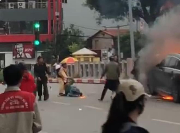 Thời điểm trung tá Thái vào giải cứu nạn nhân, người này đang bị kẹt dưới đầu ô tô, lửa bùng phát ngày càng lớn, cháy lan lên chân nạn nhân. Mặc dù vậy, trung tá Thái vẫn bất chấp hiểm nguy lao vào cứu người. Suốt 2 ngày qua, hình ảnh trung tá CSGT dũng cảm cứu người bị nạnđược cư dân mạng chia sẻ và tán dương rất nhiều trên mạng xã hội.