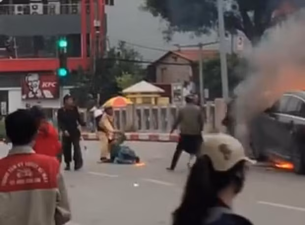 Thời điểm trung tá Thái vào giải cứu nạn nhân, người này đang bị kẹt dưới đầu ô tô, lửa bùng phát ngày càng lớn, cháy lan lên chân nạn nhân. Mặc dù vậy, trung tá Thái vẫn bất chấp hiểm nguy lao vào cứu người. Suốt 2 ngày qua, hình ảnh trung tá CSGT dũng cảm cứu người bị nạnđược cư dân mạng chia sẻ và tán dương rất nhiều trên mạng xã hội.