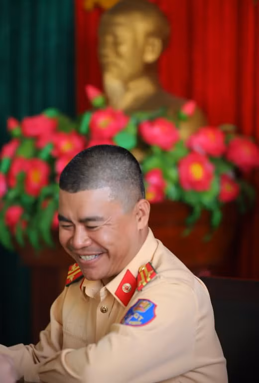 Hành động cứu người đầy dũng cảm của Trung tá Vũ Xuân Hà Thái khi lao vào xe Mercedes đang bốc cháy đã được Phó Thủ tướng Trương Hòa Bình, Chủ tịch UBATGTQG gửi thư khen ngợi.