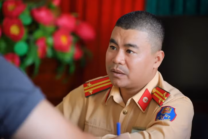 Trao đổi với PV, trung tá Vũ Xuân Hà Thái kể, vào khoảng 7h15 ngày 20/11, trong quá trình làm nhiệm vụ, khi đến khu vực chân cầu vượt Lê Văn Lương, trung tá Thái phát hiện vụ tai nạn giữa 2 xe máy, 1 xe đạp điện với ô tô nhãn hiệu Mercedes. Khi tiếp cận hiện trường, trung tá phát hiện 1 nam tài xế Grab mắc kẹt ở đầu xe ô tô và xe máy. Lúc này, chân của tài xế Grab đang bốc cháy và người này kêu cứu thảm thiết.