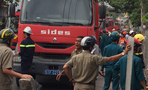 Bai rac “hoa” xuong go, CSPCCC huy dong toan luc luong chua chay-Hinh-2