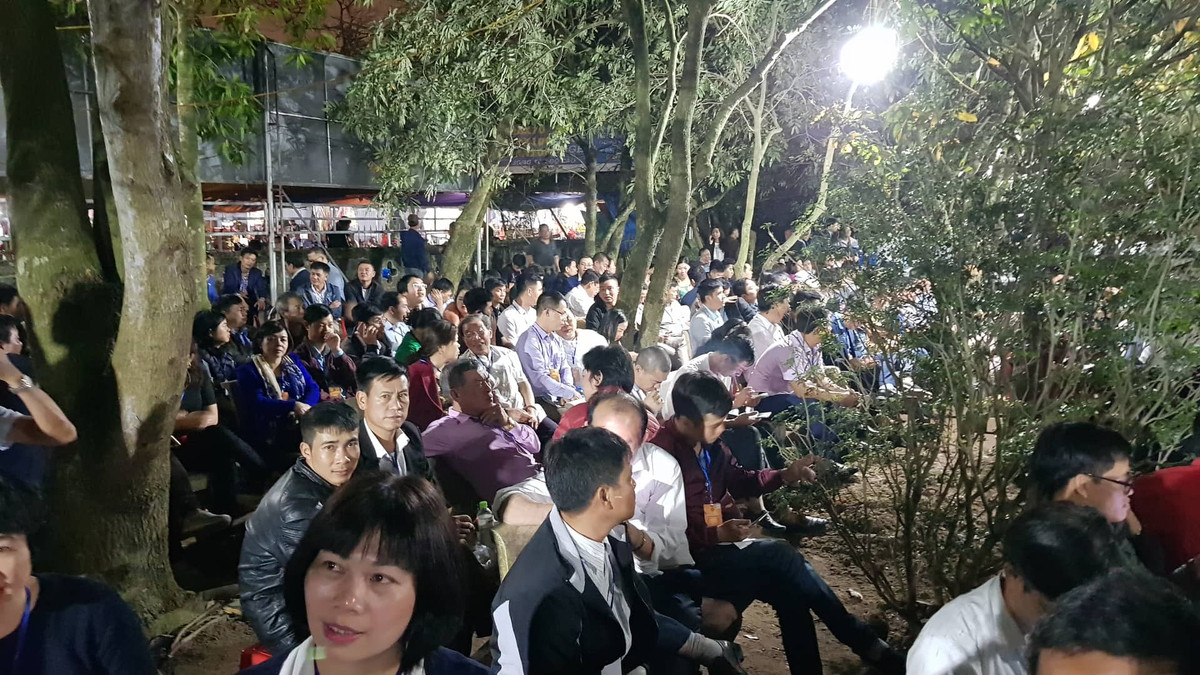 Ghi nhận PV Kiến Thức tại đây, khoảng 22h đêm đang có hàng trăm vị đại biểu khách mời ngồi "chật kín" vườn nhãn chờ giờ làm lễ.