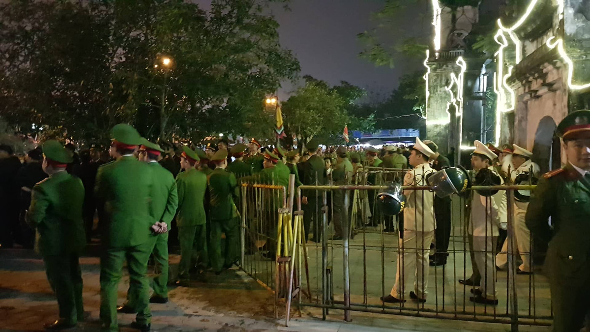 An ninh thắt chặt quanh khu vực làm lễ.