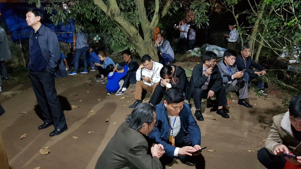 Dẫu vậy, dường như số lượng ghế không đủ khiến không ít đại biểu "chịu khó ngồi đất".