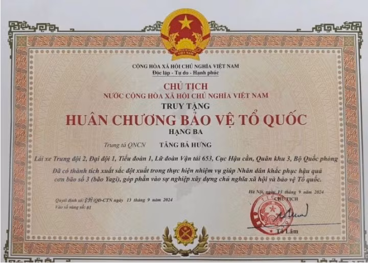Truy tang Huan chuong Bao ve To quoc cho Trung ta Tang Ba Hung-Hinh-2