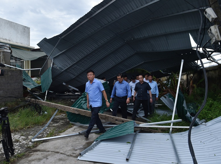 Phó Thủ tướng Lê Thành Long kiểm tra khắc phục bão tại Hải Dương Pho Thu tuong Le Thanh Long kiem tra khac phuc bao tai Hai Duong