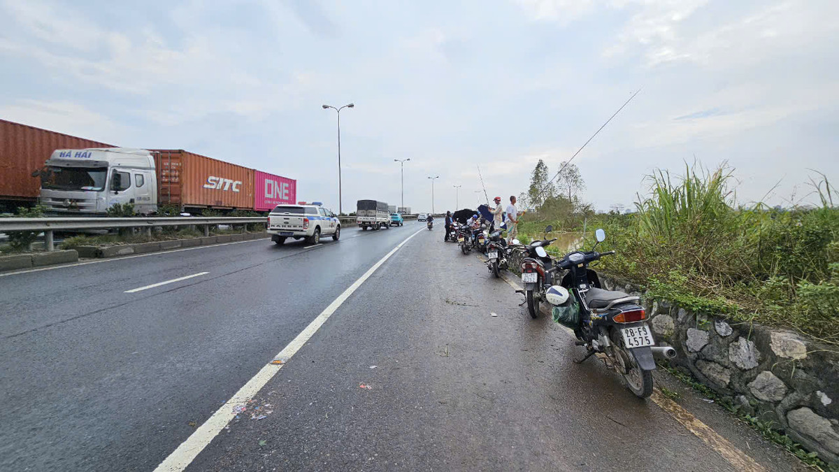 Nhiều phương tiện xe máy dựng ngay tại lề đường Quốc lộ 5.