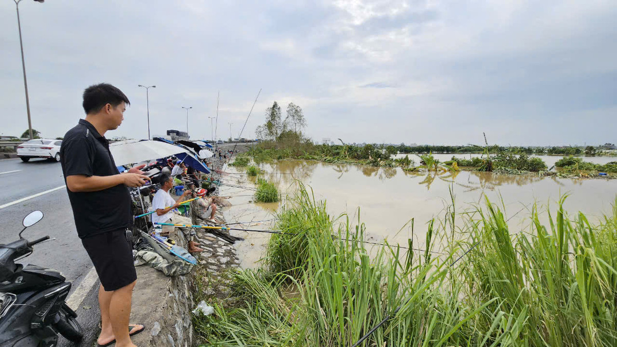 Hành vi này tiềm ẩn nguy cơ tai nạn giao thông.